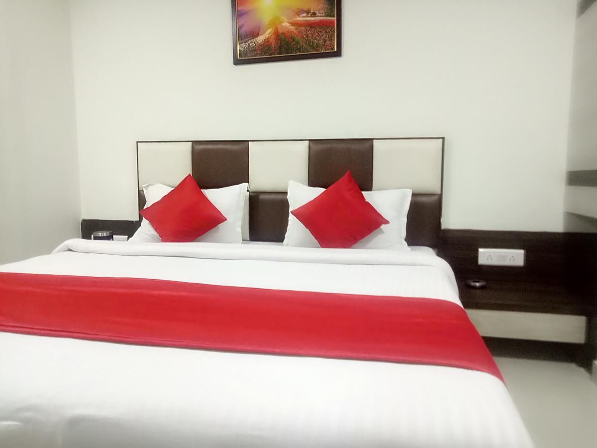 אחמדאבאד Hotel Lake Palace מראה חיצוני תמונה